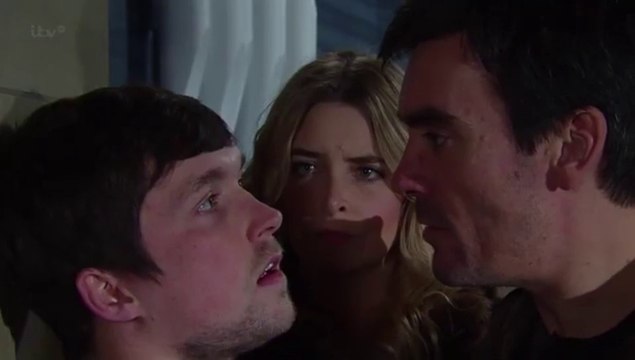 Emmerdale Cain Grabs Robbie Lawson 22nd & 23rd April 2013