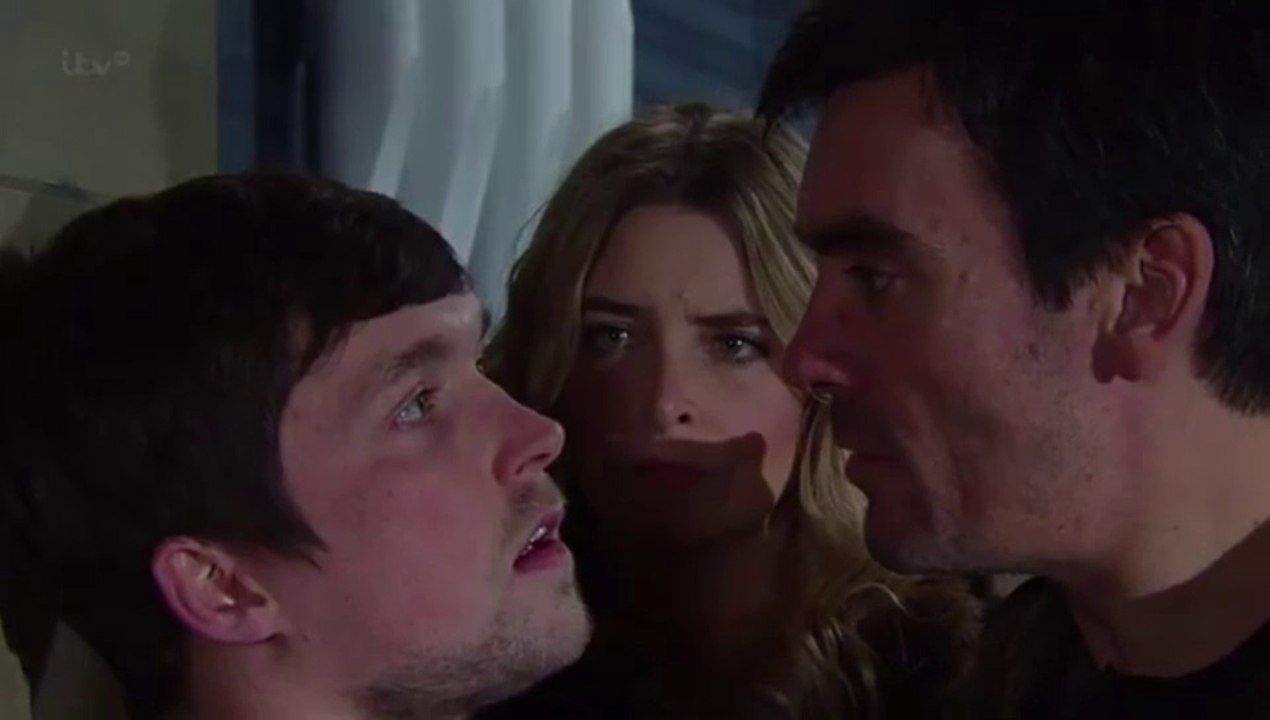 Emmerdale Cain Grabs Robbie Lawson 22nd & 23rd April 2013