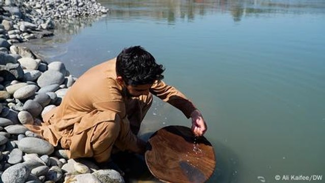 Pakistan: Indus river gold draws panners to try their luck