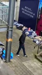 Sokaklardaki kaçak mülteciler konusunda bizden farkı yok! İşte Avrupa da bu