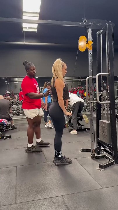 Funny things in gym with girl