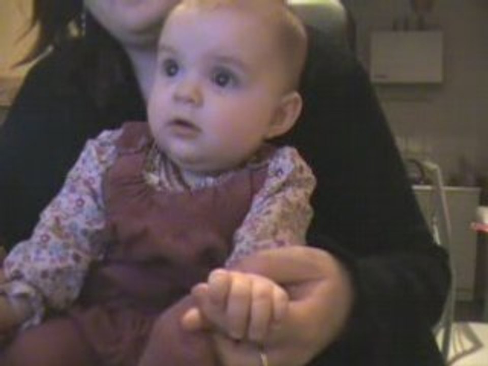 Eléa discute avec Anna, par vidéo interposée