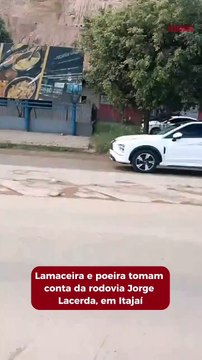 Filas e poeira na Jorge Lacerda incomodam moradores do Santa Regina