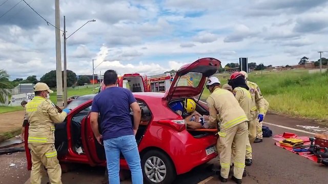 Vítima fica enclausurada após forte colisão frontal na marginal da PRc-467, em Cascavel