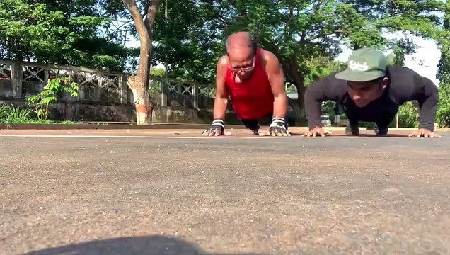 Ce papy fait des pompes que vous n'arriverez jamais à faire !