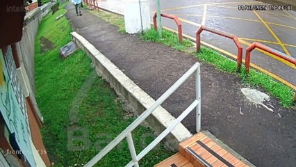 Câmera flagrou momento em que idoso é atropelado na calçada