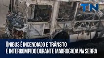 Ônibus é incendiado e trânsito é interrompido durante madrugada na Serra