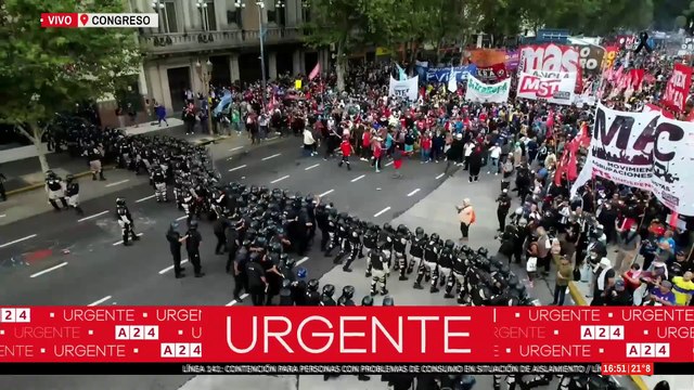 🚨CONGRESO AL ROJO VIVO: AVANZAN LOS CAMIONES HIDRANTES Y HAY VARIOS DETENIDOS