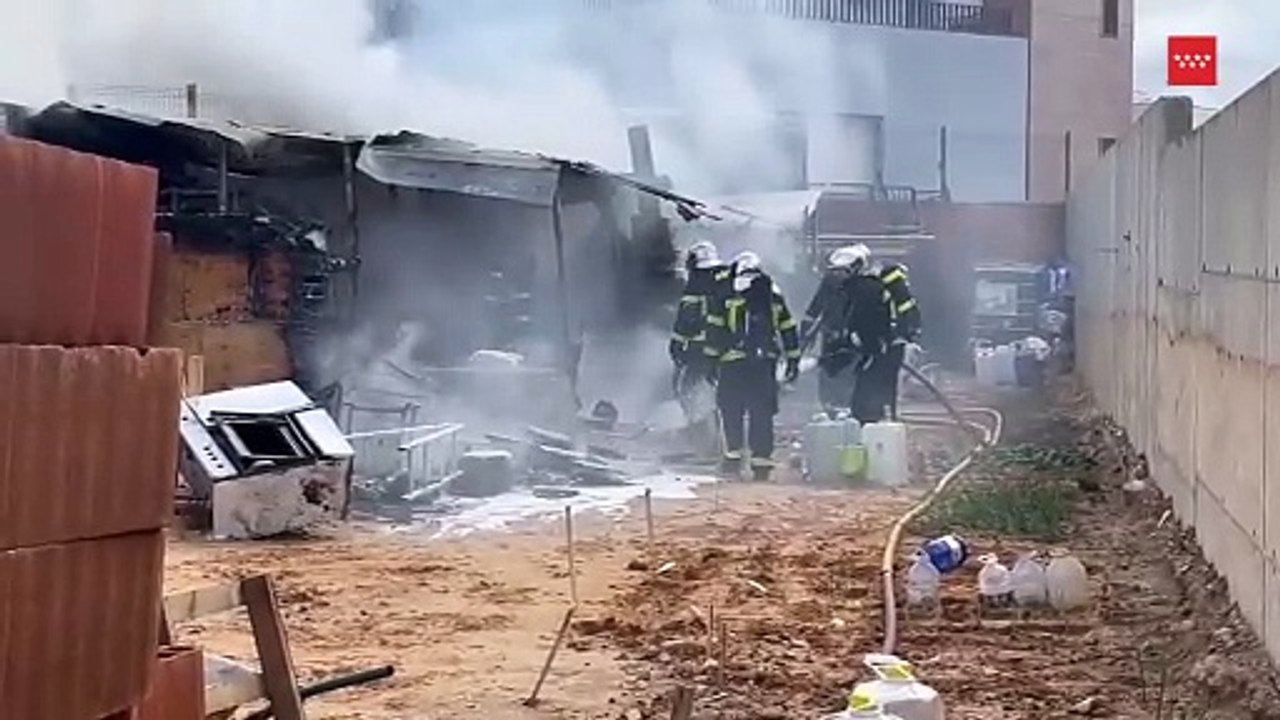 Aparatoso incendio en la parcela de un chalet en Torrejón de Ardoz 