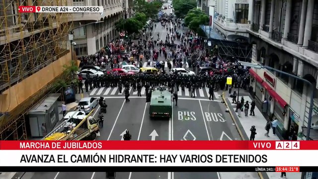 🚨CONGRESO AL ROJO VIVO: AVANZAN LOS CAMIONES HIDRANTES Y HAY VARIOS DETENIDOS