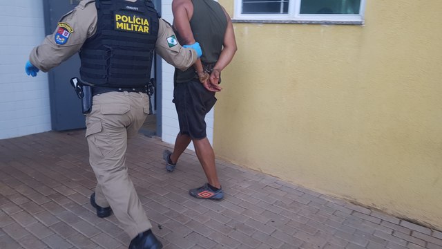 Covarde: Homem com duas facas e arma artesanal ameaça a própria mãe de 85 anos em Cascavel