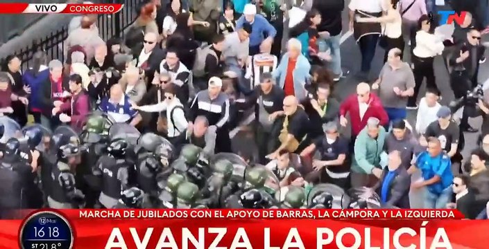 Las Fuerzas de Seguridad tiran gases lacrimógenos contras las hinchadas y los jubilados