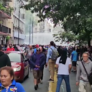 Marcha de jubilados: graves enfrentamientos entre Gendarmería, Policía y barras bravas