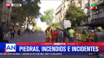 🔴 FUEGO, INCIDENTES Y MÁXIMA TENSIÓN en la marcha de los jubilados