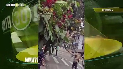 ¡Rodó por la loma! Camión se volcó y terminó en la entrada de una casa en Manrique 