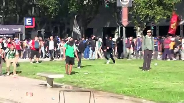 Violentos enfrentamientos con policías en protesta de jubilados e hinchas de fútbol argentino