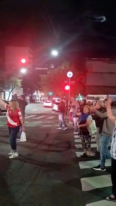 "Milei, basura, sos la dictadura" y "Que se hayan todos": cacerolazo de vecinos de Villa Crespo