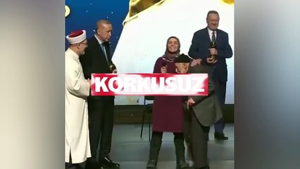 Erdoğan, 92 yaşındaki dedeye elini öptürdü