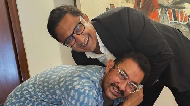 Aamir Khan ने किसके छुए पैर? वीडियो हो रहा वायरल