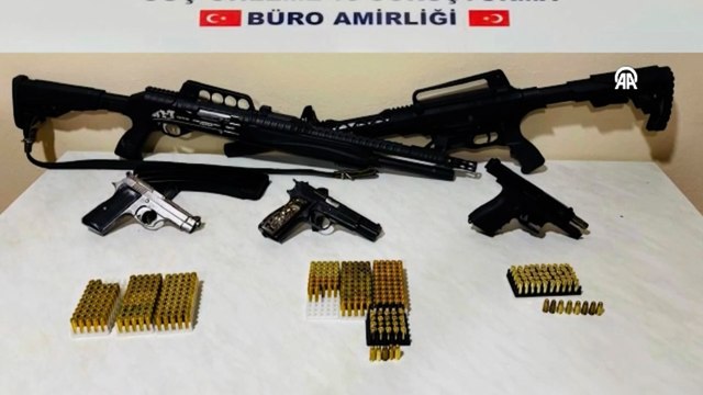 Adana'da bir evde 5 ruhsatsız silah ve 362 mermi ele geçirildi