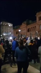 Cacerolazo frente a la Casa Rosada después de la medianoche