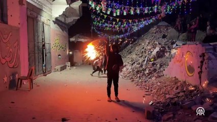 Han Yunus kentinde bir grup Filistinli, ''kıvılcım saçar'' çevirerek Ramazan ayının gelişini kutladı