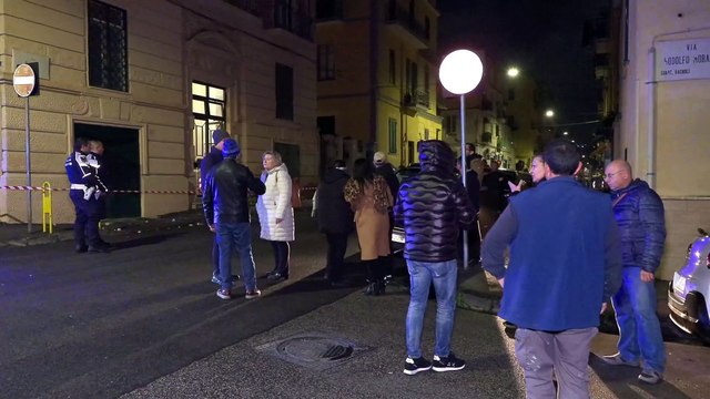 Terremoto Campi Flegrei, calcinacci sulle auto in sosta