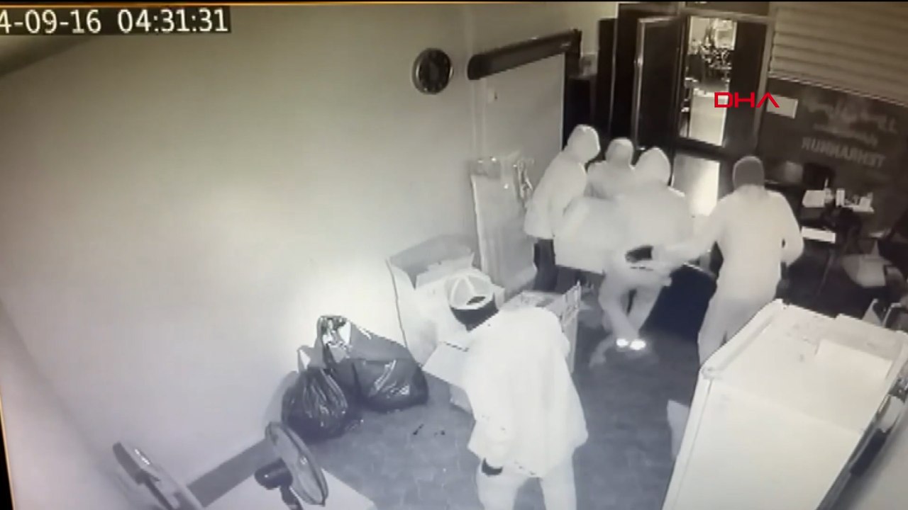 5 şüpheli girdikleri dükkandaki içi para dolu kasayı çaldı