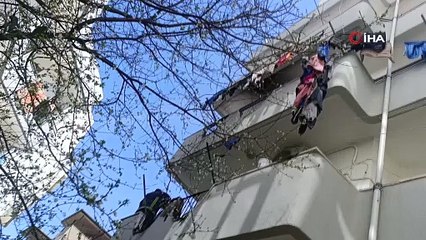 Apartmanın balkonunda çıkan yangını bina sakinleri söndürdü