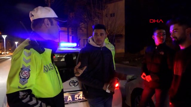 Trafik polisinden motosikletli gençlere 'Ananızı, babanızı düşünün' uyarısı
