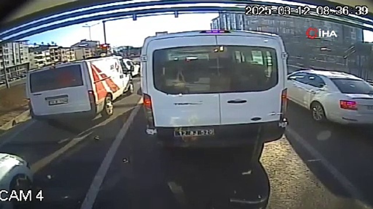 Trafik ışıklarındaki zincirleme trafik kazası sonrası akılalmaz görüntüler!