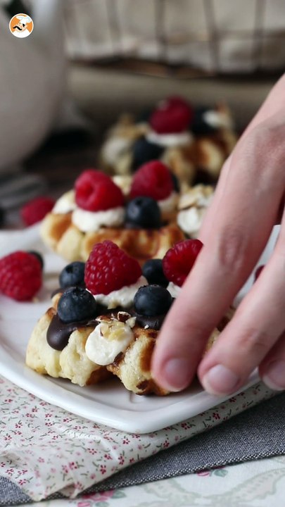 Gaufres garnies aux fruits, chocolat et chantilly