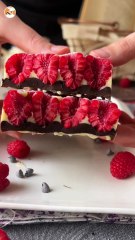 Tableta de chocolate estilo franuí con frambuesas, chocolate blanco y chocolate negro!