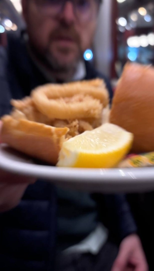 Nos acercamos hasta la Plaza Mayor para degustar tres sitios cl�sicos donde comer el tradicional bocadillo de calamares de la capital. Te contamos cu�nto cuesta cada uno y cu�l nos ha gustado m�s.

Y a ti, �d�nde te gusta comer el bocata de calamares?