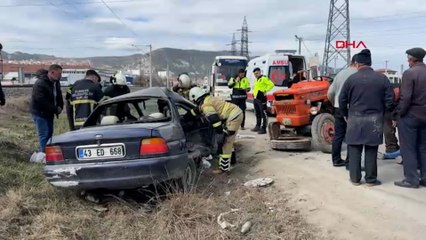 Ehliyetsiz sürücünün kullandığı otomobil ile traktör çarpıştı: 2 yaralı