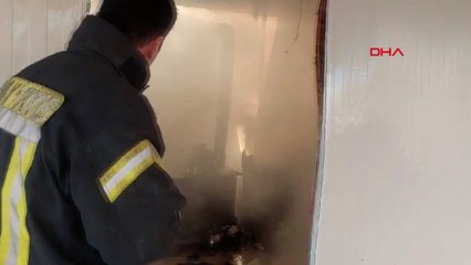 Bahçedeki kuru otlar tutuştu, konteyner ev yandı