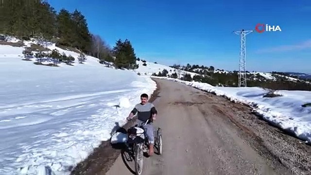 Donmuş gölde bisiklet keyfi