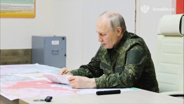 Poutine rend visite en habits militaires à ses troupes près de Koursk