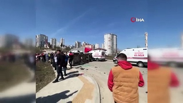 Öğrenci servisi ile hafif ticari araç çarpıştı: 10 yaralı