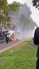 Momento exacto en el que una bomba de gas hiere en la cabeza a Grillo