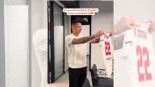 Que te miren como Castaño mira la camiseta de River: "Esta hermosa"