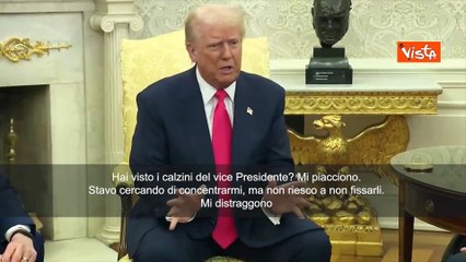 Trump sui calzini coi trifogli di Jd Vance: "Mi piacciono, non riesco a non fissarli"