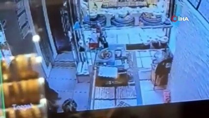 Yaşlı bir kadın kuyumcuyu soymak isterken yakalandı!