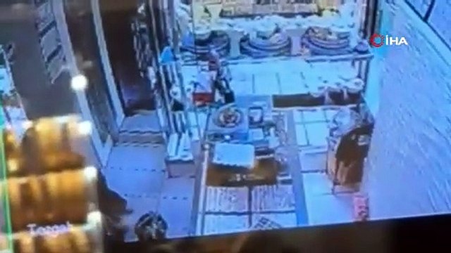 Yaşlı bir kadın kuyumcuyu soymak isterken yakalandı!