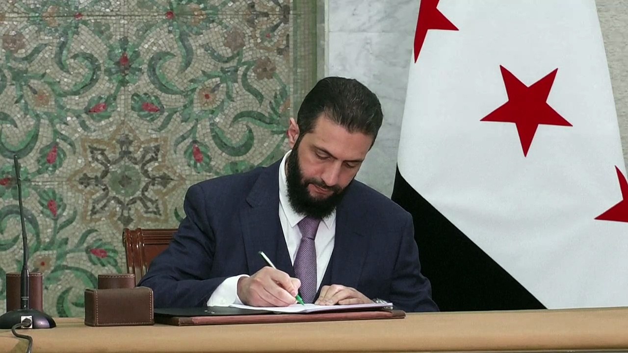 الشرع يوقّع مسودة الإعلان الدستوري مشيدا بـ"تاريخ جديد" في سوريا