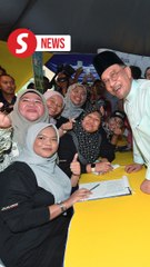 PM Anwar drops by Ramadan bazaar in Shah Alam