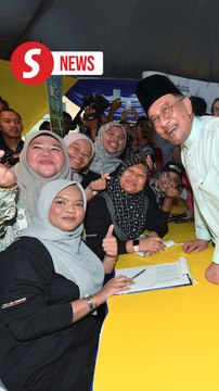 PM Anwar drops by Ramadan bazaar in Shah Alam