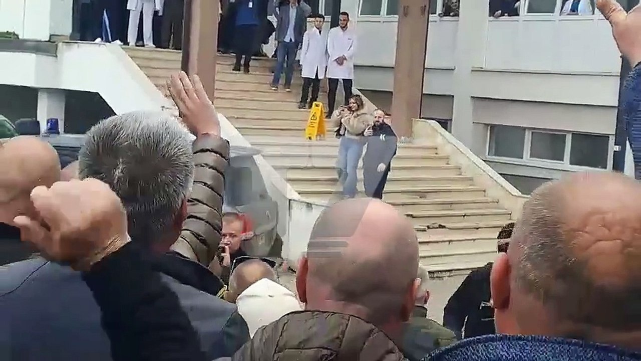 Një grumbull qytetarësh u mblodhën për ta përcjellë Thaçin pas vizitës në QKUK