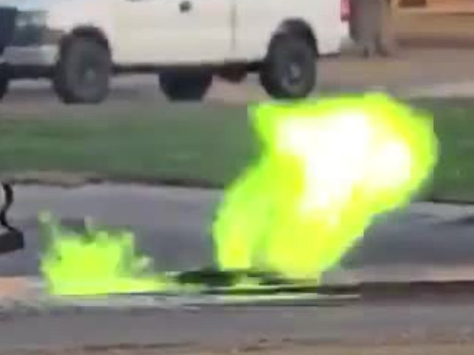 Grünes Feuer nach Explosion in Kanalschacht