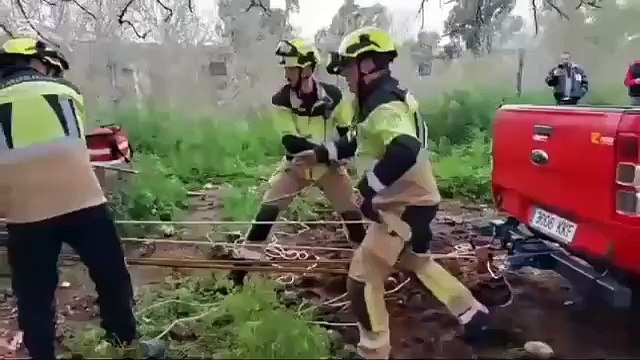 Bombeiros resgatam homem que caiu em poço de 7 metros em Córdoba 